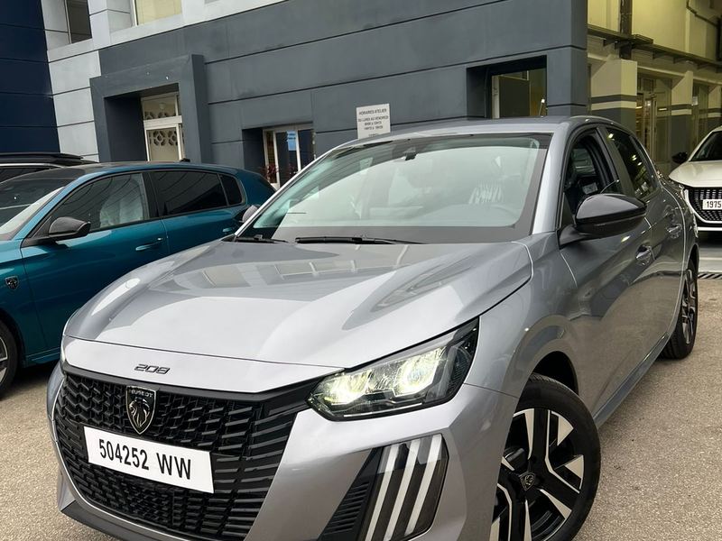 Notre Peugeot 208 gris argent, vue avant