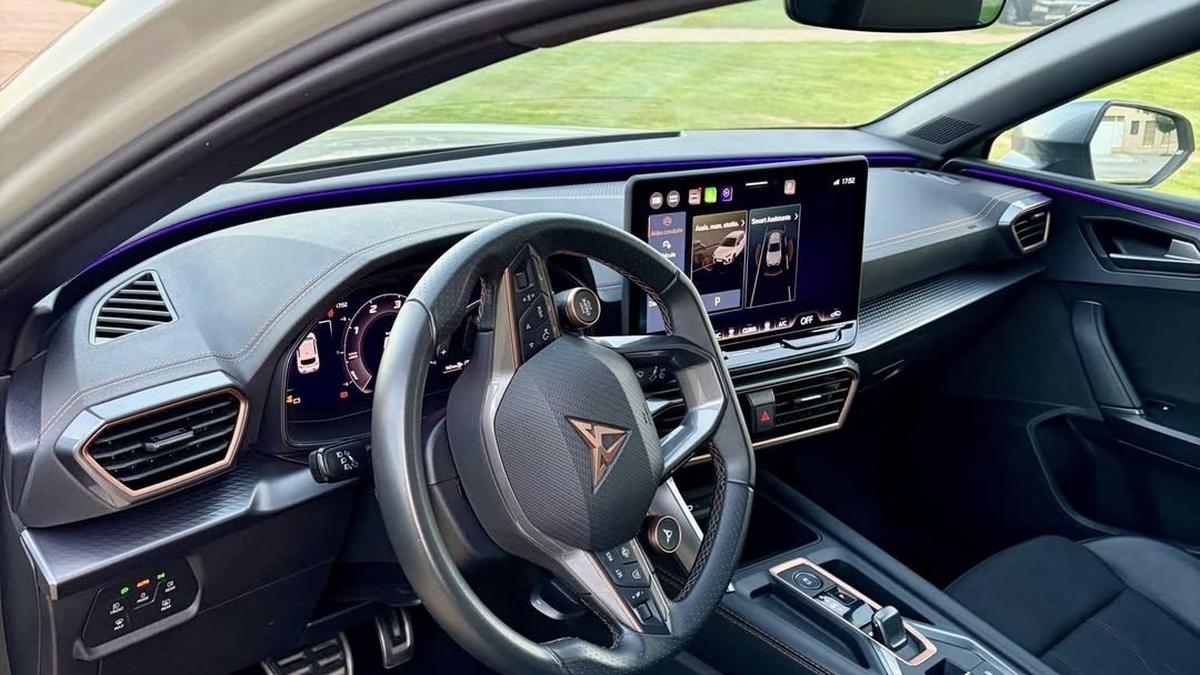 Intérieur de notre CUPRA : volant, écran central et sièges avant