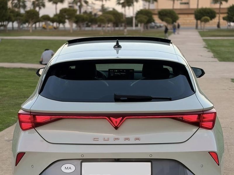 Notre CUPRA blanc cassé, vue arrière, au coucher du soleil